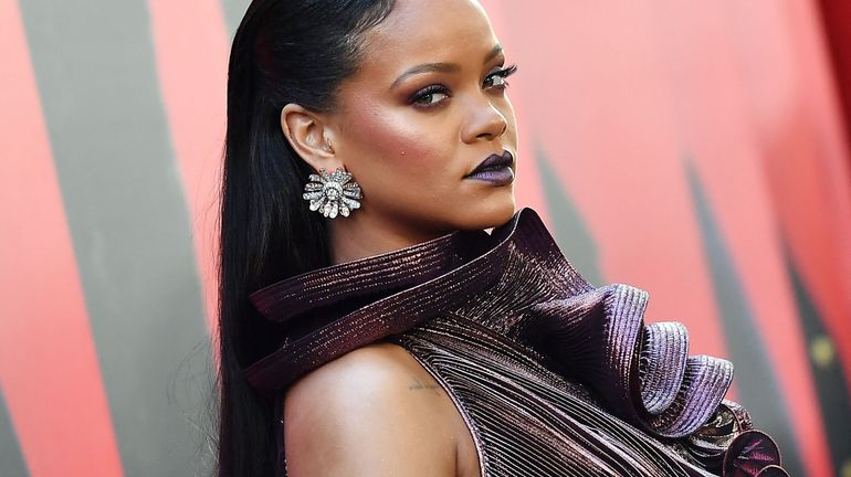 Musique, maquillage : Rihanna est désormais milliardaire, selon Forbes