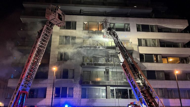 Bruxelles : un violent incendie a ravagé trois terrasses boulevard Jacqmain