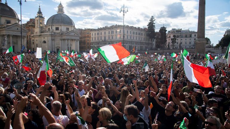Italie: 12 arrestations après des heurts lors d'une manifestation anti-pass sanitaire à Rome