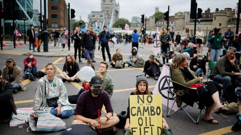 Des militants d'Extinction Rebellion bloquent le Tower Bridge à Londres