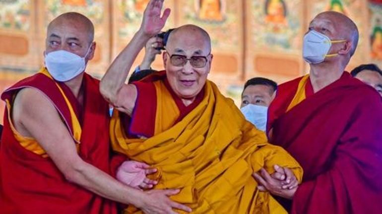 Le Dalaï-Lama s'excuse auprès d'un garçon après lui avoir demandé de lui 