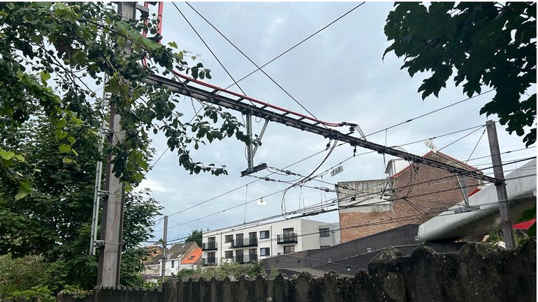 Deux jeunes Bruxellois électrocutés par des caténaires de train à Laeken