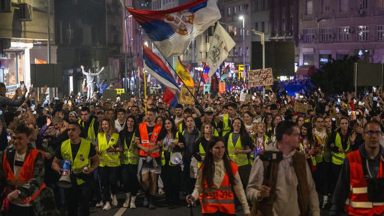 La Serbie retient son souffle avant une manifestation sous haute tension, des milliers de manifestants convergent vers Belgrade