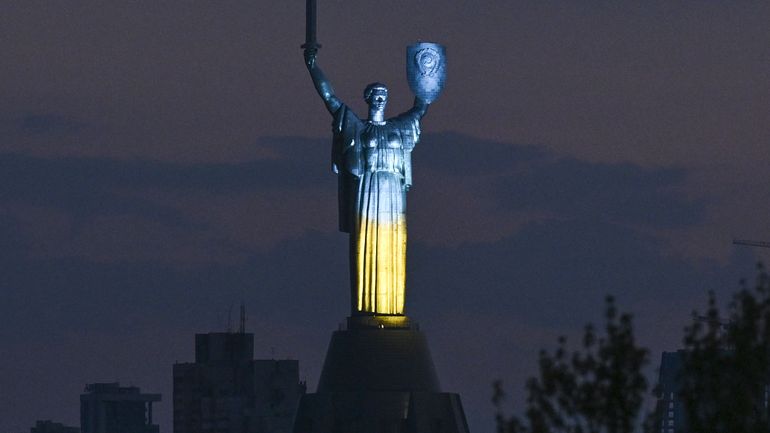 Guerre en Ukraine : la faucille et le marteau retirés d'une statue géante à Kiev
