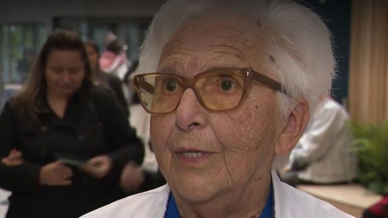 Jacqueline, 90 ans, bénévole à l'hôpital, héroïne du quotidien distinguée par le Roi