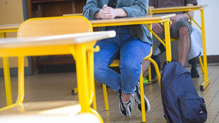 Recours scolaires en Fédération Wallonie-Bruxelles : pourquoi certaines décisions arrivent après la rentrée ?