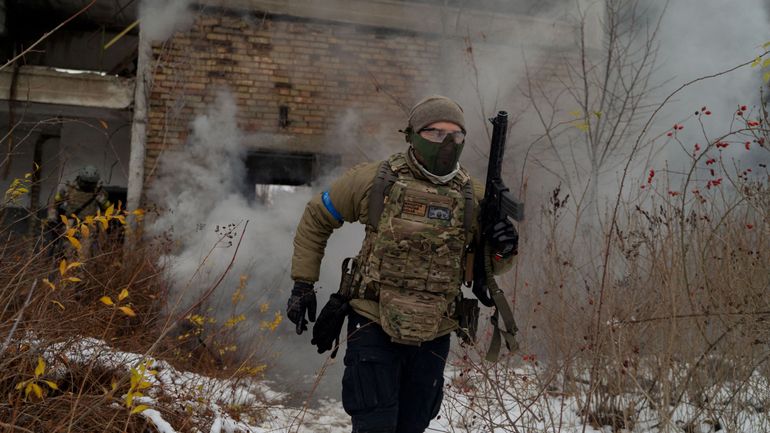 Guerre en Ukraine : les troupes ukrainiennes étouffées par la tactique russe du 