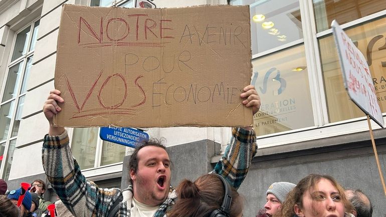 Professeurs et élèves manifestent alors que les députés adoptent le budget 2025 de la Fédération Wallonie-Bruxelles