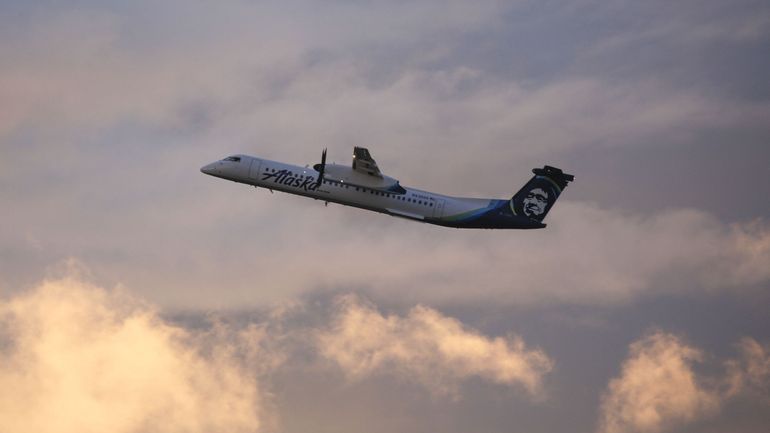 États-Unis : un hublot s'envole, atterrissage d'urgence pour un avion d'Alaska Airlines