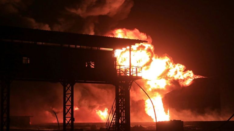 Yémen : un incendie fait rage à Hodeida, après des frappes israéliennes meurtrières