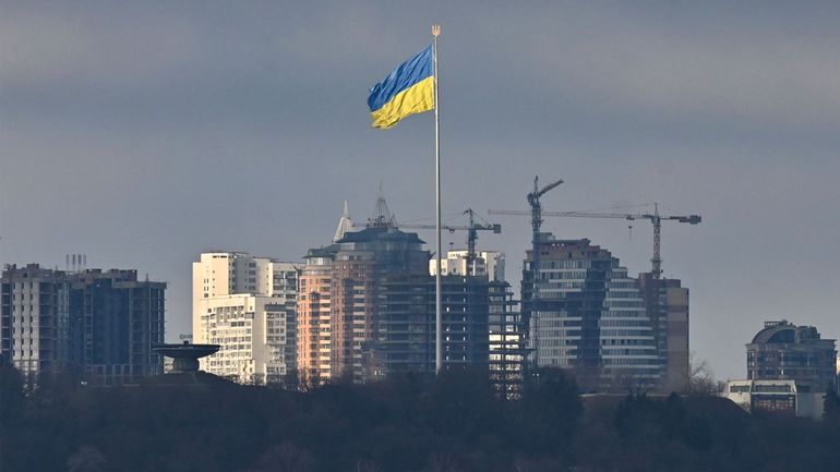 Invasion de l'Ukraine : Coups de feu à proximité du gouvernement, un immeuble résidentiel touché par un missile