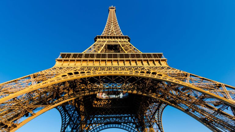 France : la tour Eiffel rouverte au public après une alerte à la bombe