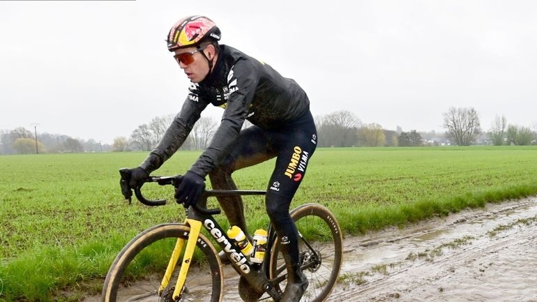 Pour van Aert, van der Poel est le favori de Paris-Roubaix : "Il est le seul qui a montré qu’il était capable de lâcher les autres"