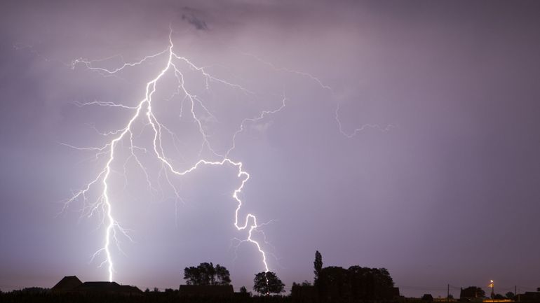 Météo : l'IRM émet un avertissement jaune aux orages à Bruxelles et dans cinq provinces, le numéro 1722 activé