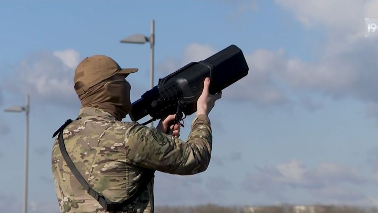 Démonstration d'un brouilleur de drone : la Défense entraîne son personnel aux technologies militaires de pointe