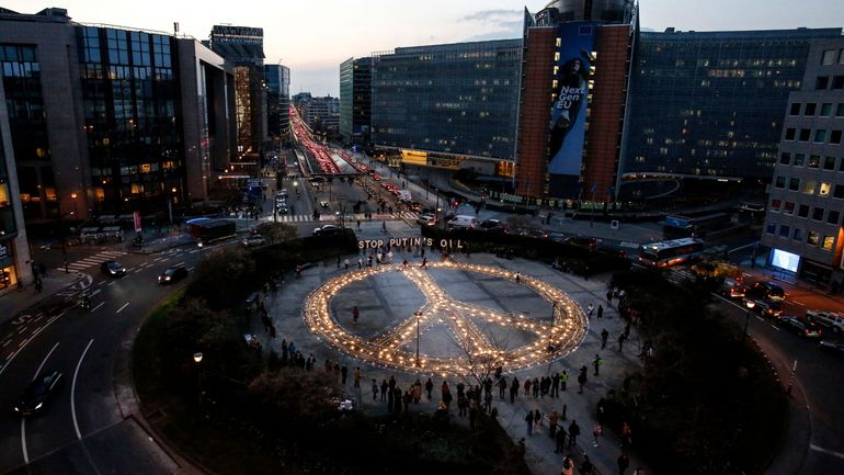 Guerre en Ukraine : le symbole de la paix allumé au-dessus du rond-point Schuman