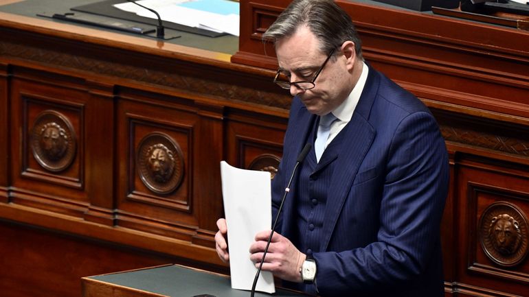 Le gouvernement De Wever va sabrer dans les dépenses sociales, l'enveloppe bien-être réduite