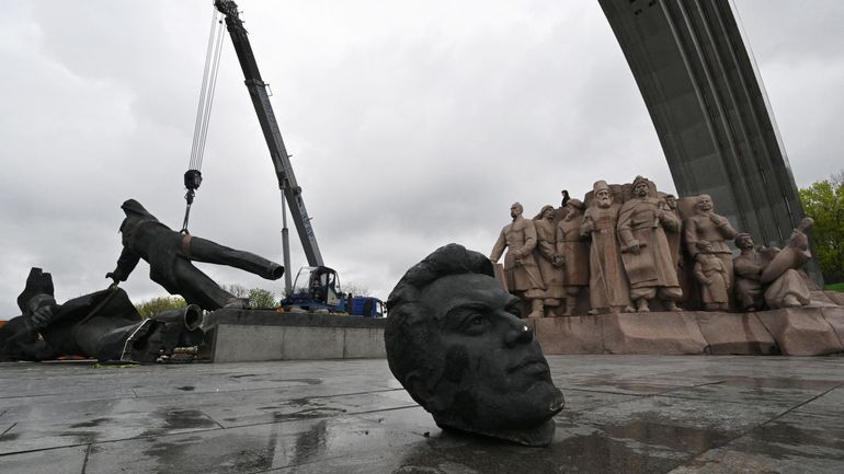Guerre en Ukraine : Kiev démolit un monument historique dédié à l'amitié russo-ukrainienne