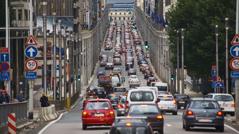 Plus de véhicules diesel en 2030 et essence en 2035 à Bruxelles : que feront les navetteurs ?