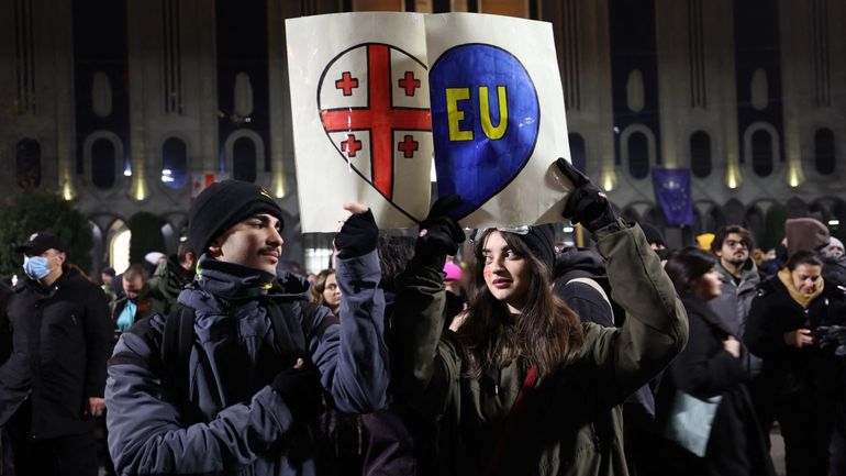 Géorgie : quand les grandes manifestations pro-européennes rappellent le Maïdan ukrainien de 2014&