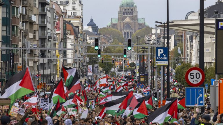 À Bruxelles, des dizaines de milliers de manifestants exigent un cessez-le-feu au Proche-Orient, l'itinéraire doit être dévié