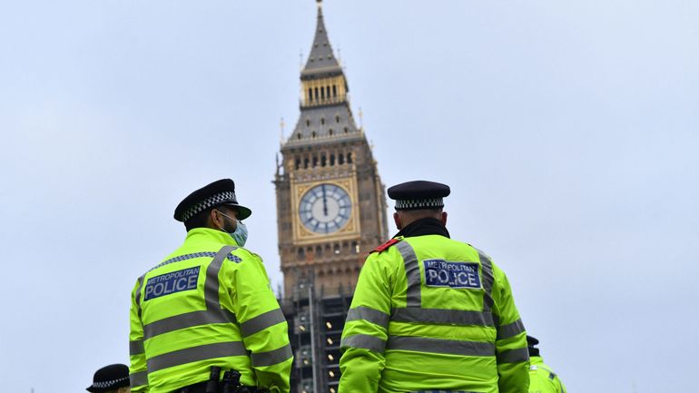 Un homme armé d'un couteau s'en prend à des policiers dans le coeur de Londres