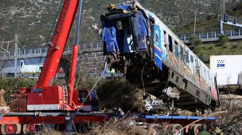 Accident de train en Grèce : quelque 7500 personnes manifestent leur colère devant le Parlement grec