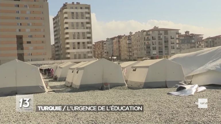 Un mois après le séisme en Turquie, des salles de classe sous tentes pour poursuivre l'éducation des enfants