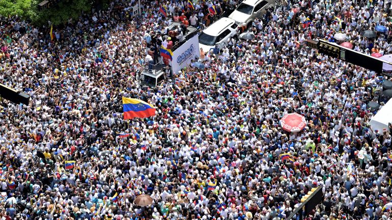 Venezuela : la cheffe de l'opposition et ses soutiens dans la rue pour revendiquer la victoire