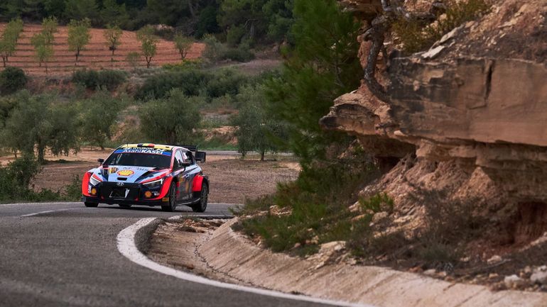 WRC Catalogne : Thierry Neuville en démonstration, foire aux crevaisons derrière le duo de tête (Direct vidéo 10h25)