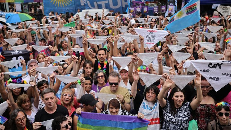 Buenos Aires : plusieurs milliers de personnes défilent contre le ton et l'austérité de Javier Milei à la Marche des fiertés