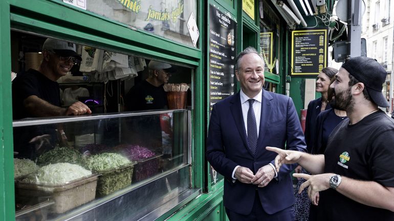 Doug Emhoff à la commémoration de l’attentat de la rue des Rosiers contre le restaurant Chez Jo Goldenberg qui a fait six morts et 22 blessés en 1982