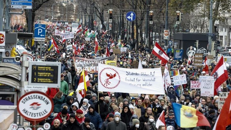 Des dizaines de milliers d'Autrichiens ont manifesté contre les mesures prises face au Covid-19