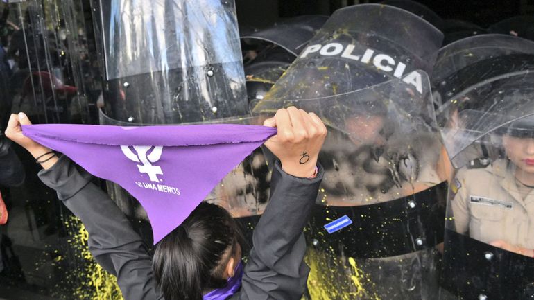 Equateur : des centaines de femmes manifestent pour dénoncer les féminicides
