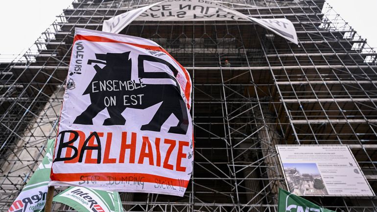 Conflit social chez Delhaize : des centaines d'affiches appelant au boycott fleurissent dans les rues de Bruxelles, Liège et Namur