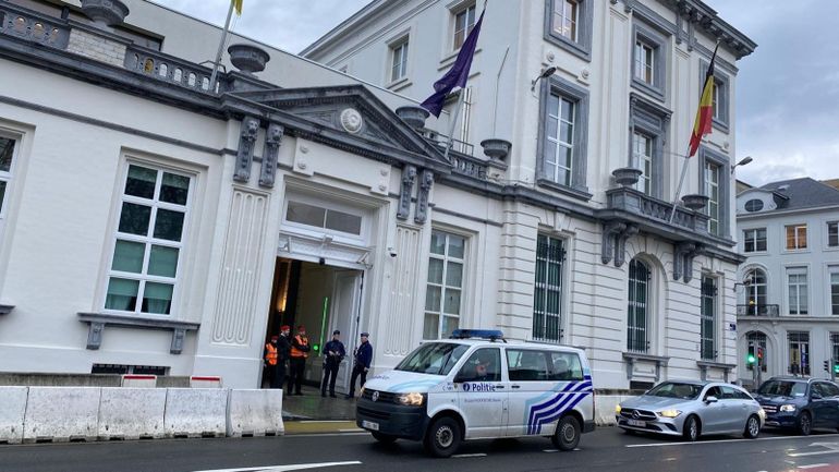 Un homme avec un couteau arrêté devant le 16 rue de la Loi, le Premier ministre 