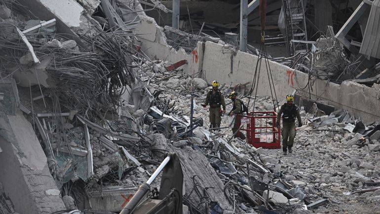 Séisme en Birmanie : le bilan s'alourdit à plus de 2700 morts, une femme secourue après 91 heures sous les décombres