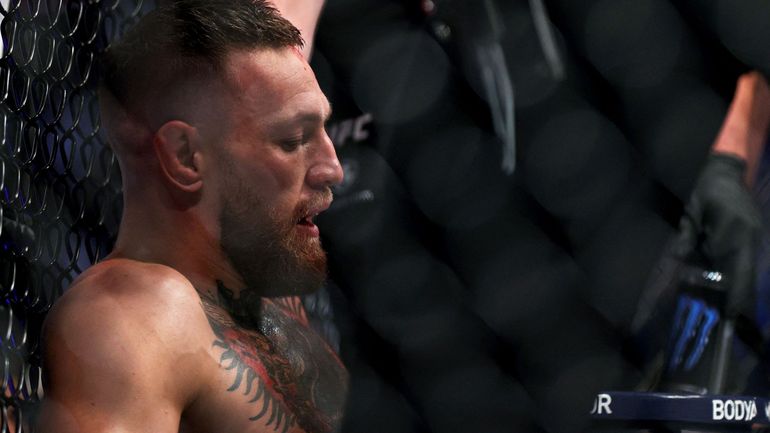 Conor McGregor abandonne sur blessure, Dustin Poirier s’impose