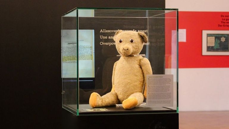 Quel sera le chef-d’œuvre de l’année : Keith Haring ou un ours en peluche ? Votez !