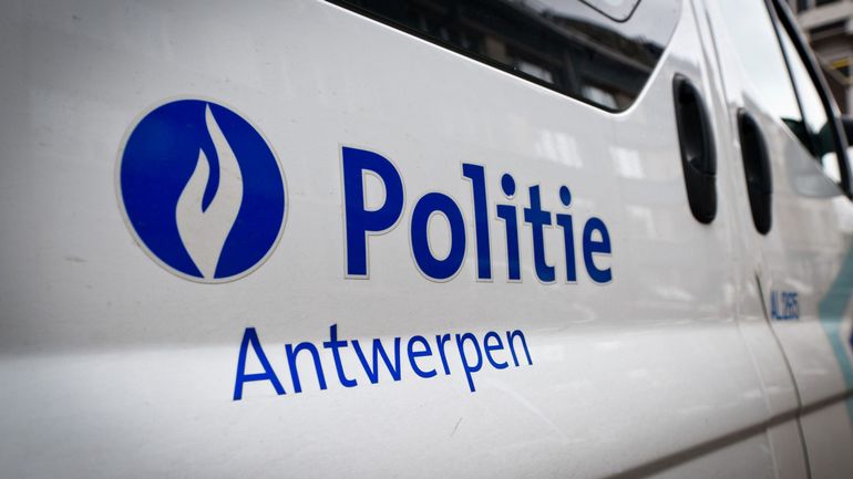 Anvers : 58 interpellations, les policiers visés par des tirs de mortiers d'artifices