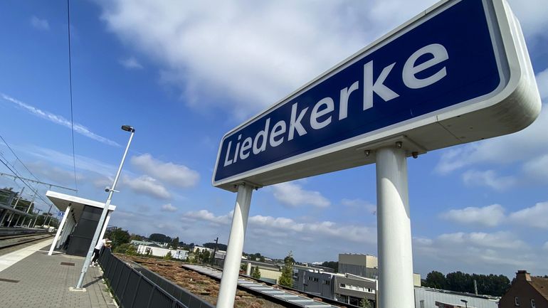 Rail : un millier de passagers évacués d'un train roulant vers la Côte marchent d'Affligem à la gare de Liedekerke