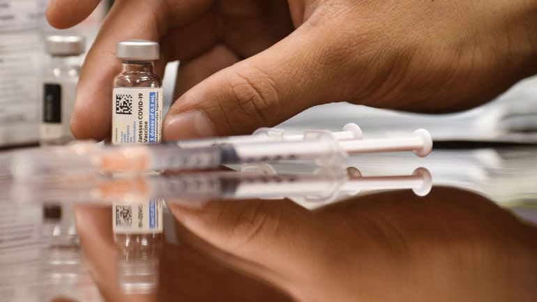 Les personnes non-vaccinées contre le coronavirus ont deux fois plus de chances d'être réinfectées