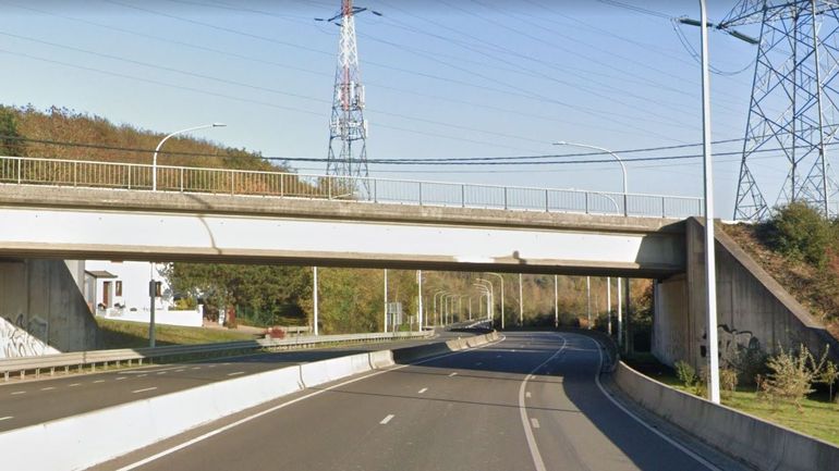 La N90 fermée à hauteur de Farciennes : un camion transportant une grue a heurté un pont