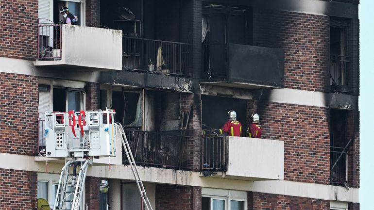 Trois morts et plusieurs blessés dans l'incendie d'un immeuble d'habitation près de Paris