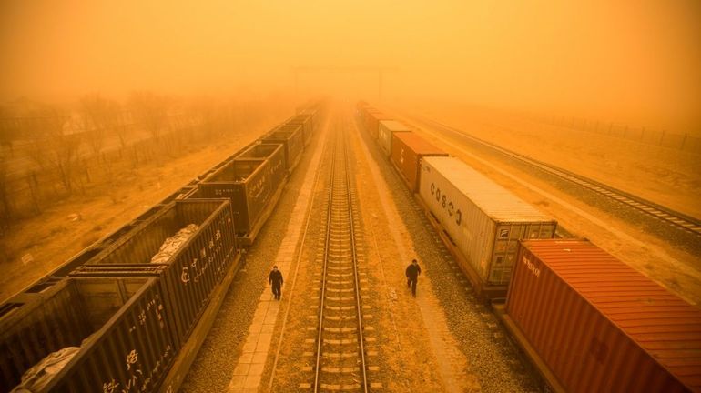 Une tempête de sable étouffe Pékin et le nord de la Chine