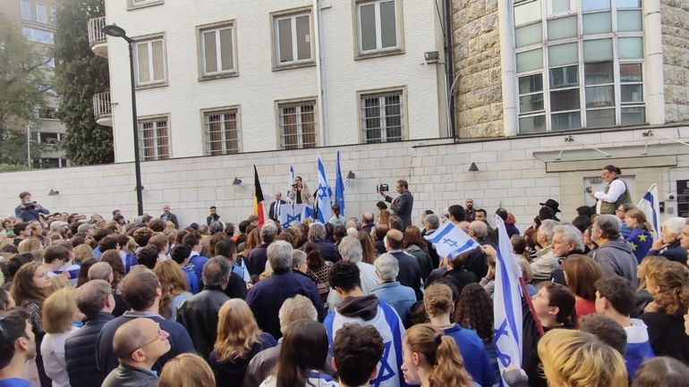 Guerre au Proche-orient : recueillement et sentiment de colère devant l'ambassade d'Israël