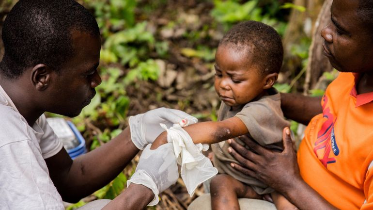 Un enfant atteint de la variole du singe reçoit un traitement au centre de l’ONG médicale internationale Médecins sans frontières (MSF), à Zomea Kaka, dans la région de la Lobaya, en République centrafricaine, le 18 octobre 2018.