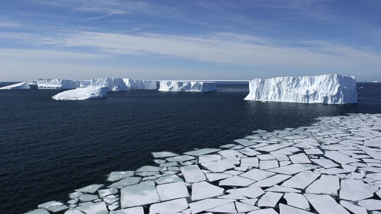 La banquise continue à fondre, le minimum historique a été atteint autour des deux pôles