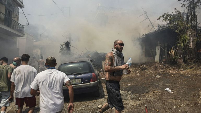 Feux de forêt en Grèce : un incendie se déclenche dans un quartier résidentiel de Patras (Péloponnèse), un hôpital évacué