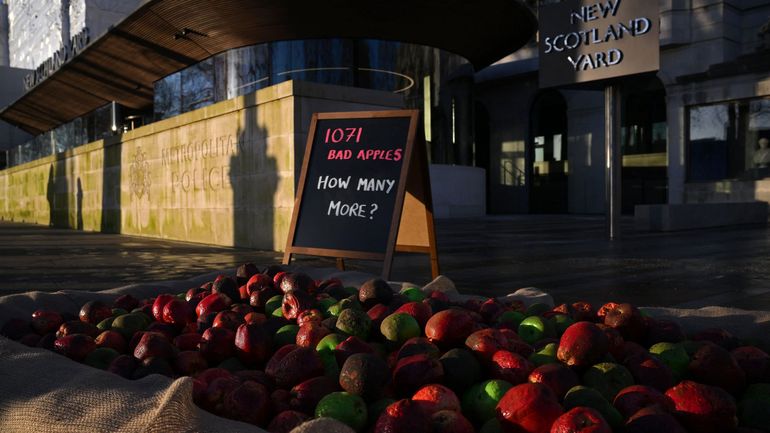 Londres : 1071 pommes pourries devant la police pour dénoncer ses crimes sexuels